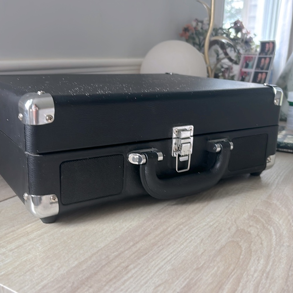 Victoria Suitcase record player and record case